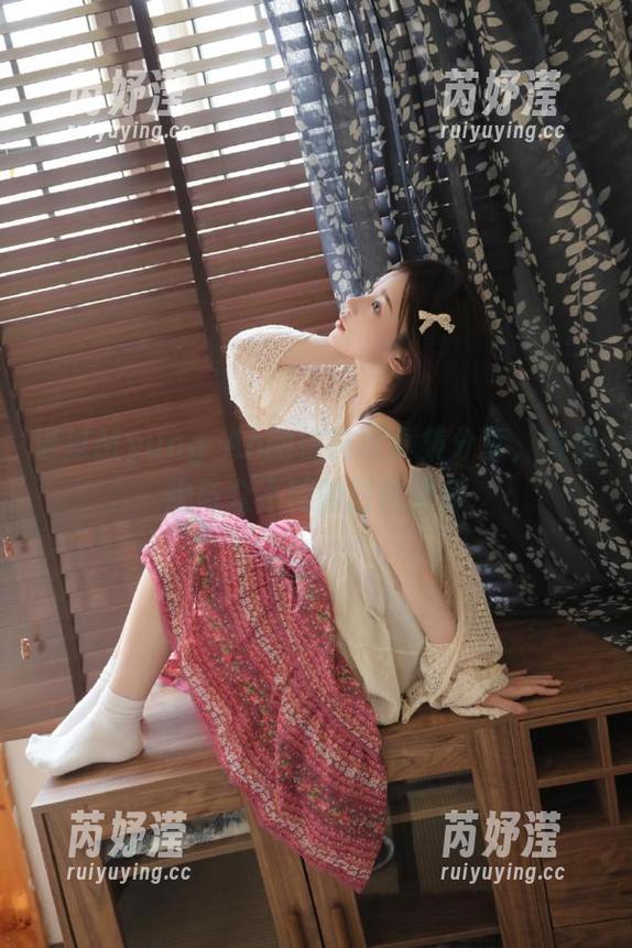 通过Myung Ah的棉袜写真集分享，发现她与众不同的时尚灵感